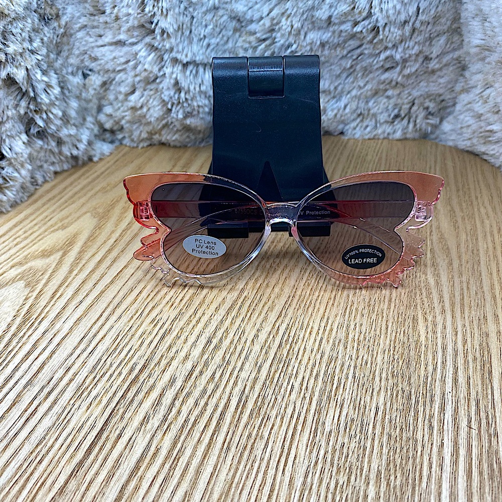 BRAND NEW✨
KID SUNGLASSES
BUTTERFLY EYEWEAR ACCESSORY
LEAD FREE🌟
UV PROTECTION